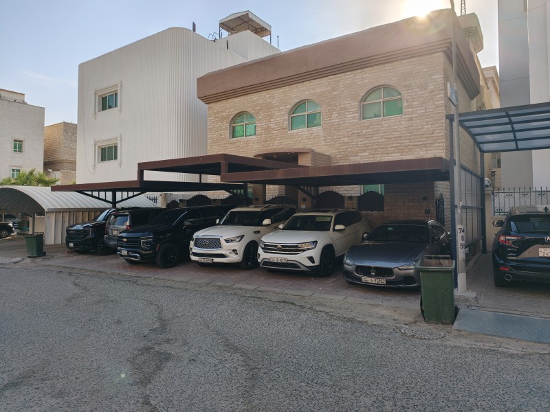 للبيع بيت في العدان قطعه 8